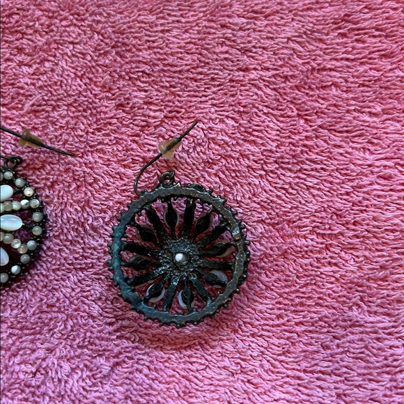 Black wire mother-of-pearl beaded earrings - Picture 2 of 2